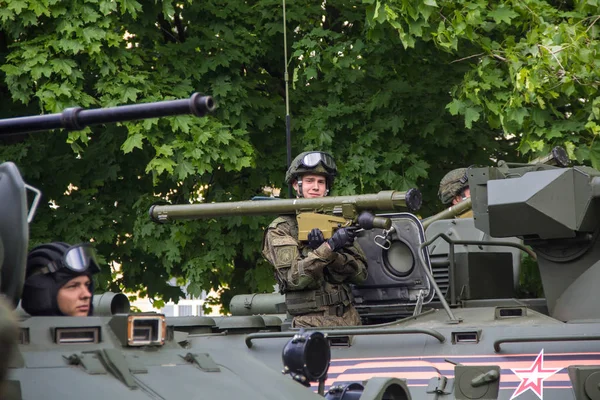 NOVOCHERKASSK 9 MAYO 2017: Soldados rusos no identificados conduciendo un tanque en las calles en el desfile del Día de la Victoria — Foto de Stock