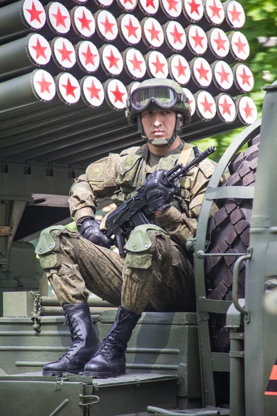 Nowotscherkassk 9. Mai 2017: Unbekannte russische Soldaten fahren bei der Parade zum Siegestag einen Panzer auf die Straße — Stockfoto