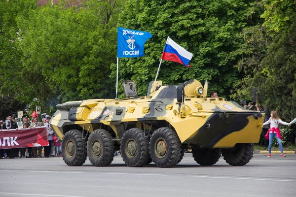 Novocherkassk, russland - 9. Mai 2017: die Parade des unsterblichen Regiments in novocherkassk. Menschen mit Porträts der Opfer des Zweiten Weltkriegs — Stockfoto