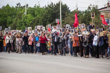 Novocherkassk, Rusya - 9 Mayıs 2017: Ölümsüz Alayın içinde geçit töreni Novocherkassk. İkinci Dünya Savaşı kurbanları portreleri grubu