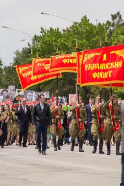 Novocherkassk, Rusya - 9 Mayıs 2017: Ölümsüz Alayın içinde geçit töreni Novocherkassk. İkinci Dünya Savaşı kurbanları portreleri grubu