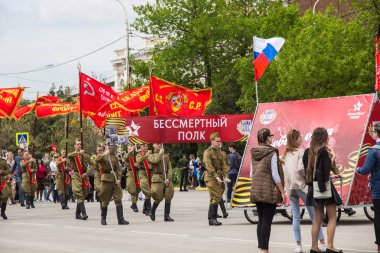 Novocherkassk, Rusya - 9 Mayıs 2017: Ölümsüz Alayın içinde geçit töreni Novocherkassk. İkinci Dünya Savaşı kurbanları portreleri grubu