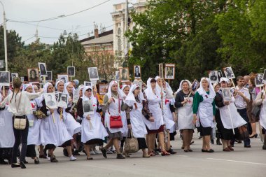 Novocherkassk, Rusya - 9 Mayıs 2017: Ölümsüz Alayın içinde geçit töreni Novocherkassk. İkinci Dünya Savaşı kurbanları portreleri grubu