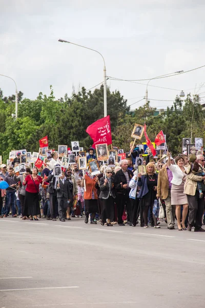 Novocherkassk, Rusya - 9 Mayıs 2017: Ölümsüz Alayın içinde geçit töreni Novocherkassk. İkinci Dünya Savaşı kurbanları portreleri grubu