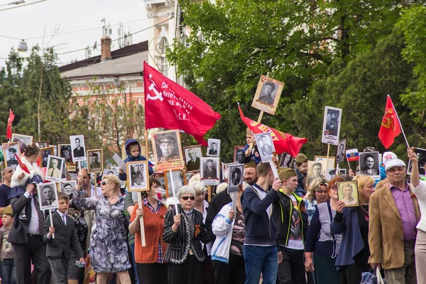 Novocherkassk, Rusya - 9 Mayıs 2017: Ölümsüz Alayın içinde geçit töreni Novocherkassk. İkinci Dünya Savaşı kurbanları portreleri grubu