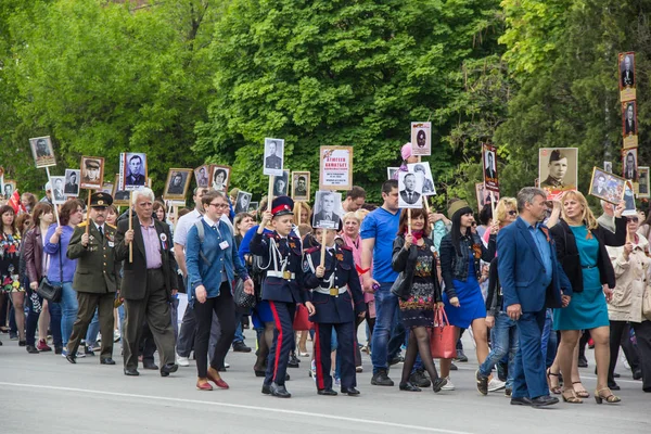 NOVOCHERKASSK, RUSSIE - 9 MAI 2017 : Le défilé immortel du régiment à Novotcherkassk. Des gens avec des portraits des victimes de la Seconde Guerre mondiale — Photo