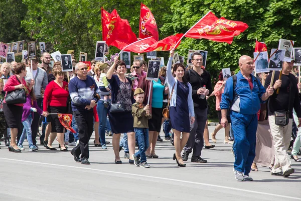 NOVOCHERKASSK, RUSSIE - 9 MAI 2017 : Le défilé immortel du régiment à Novotcherkassk. Des gens avec des portraits des victimes de la Seconde Guerre mondiale — Photo