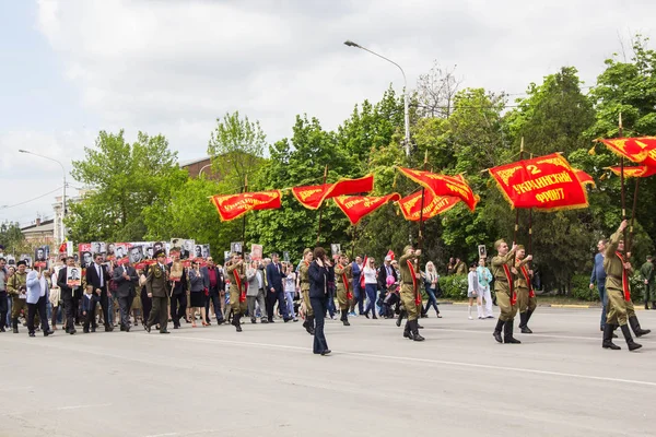 NOVOCHERKASSK, RUSSIE - 9 MAI 2017 : Le défilé immortel du régiment à Novotcherkassk. Des gens avec des portraits des victimes de la Seconde Guerre mondiale — Photo