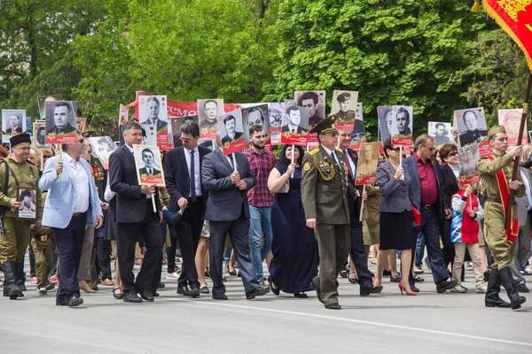 NOVOCHERKASSK, RUSSIE - 9 MAI 2017 : Le défilé immortel du régiment à Novotcherkassk. Des gens avec des portraits des victimes de la Seconde Guerre mondiale — Photo