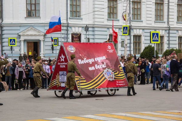 NOVOCHERKASSK, RUSSIE - 9 MAI 2017 : Le défilé immortel du régiment à Novotcherkassk. Des gens avec des portraits des victimes de la Seconde Guerre mondiale — Photo