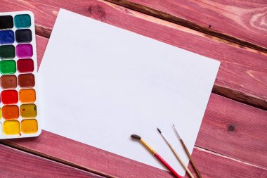 Boş beyaz bir kağıt yaprağına ve sanat ile sanatsal mockup de dahil olmak üzere suluboya, fırçalar malzemeleri