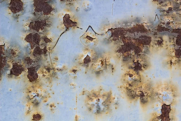 Іржава пофарбована металева стіна корозія зі смугами іржі — стокове фото