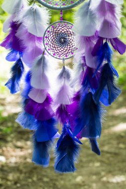 Tüy, deri, boncuk ve ipleri yapılmış Dreamcatcher