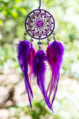 Tüy, deri, boncuk ve ipleri yapılmış Dreamcatcher