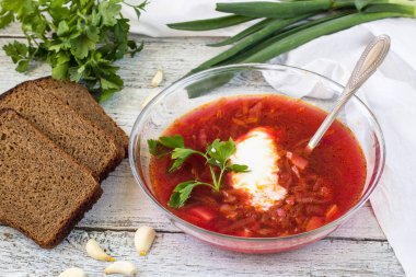 Sebze ve et kırmızı pancar çorbası veya borsch ekşi krema ile