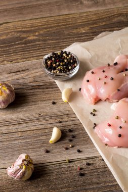 Biber ve sarımsak ile çiğ tavuk göğsü