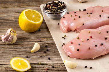 Limon biber ve sarımsak ile çiğ tavuk göğsü