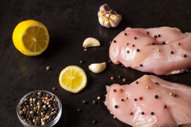 Limon biber ve sarımsak ile çiğ tavuk göğsü