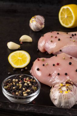 Limon biber ve sarımsak ile çiğ tavuk göğsü