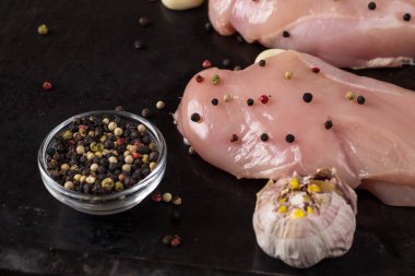 Biber ve sarımsak ile çiğ tavuk göğsü