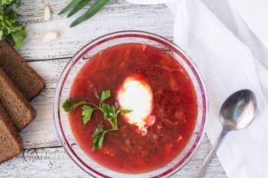 Sebze ve et kırmızı pancar çorbası veya borsch ekşi krema ile