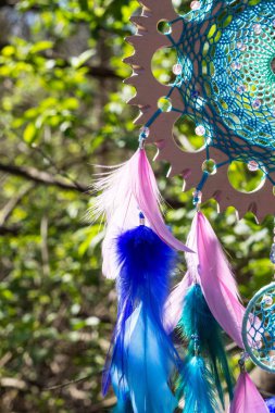 Tüy, deri, boncuk ve ipleri yapılmış Dreamcatcher