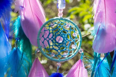 Tüy, deri, boncuk ve ipleri yapılmış Dreamcatcher