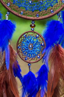 Tüy, deri, boncuk ve ipleri yapılmış Dreamcatcher