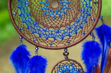 Tüy, deri, boncuk ve ipleri yapılmış Dreamcatcher