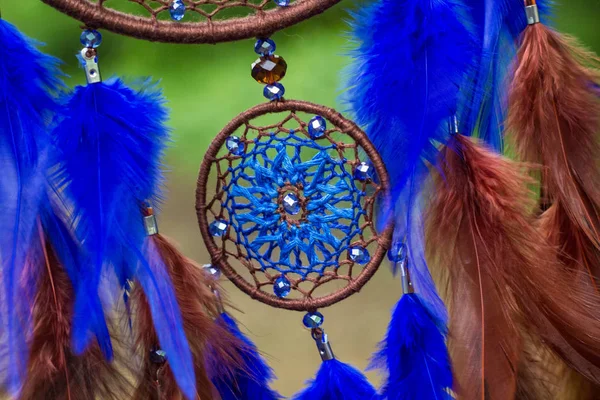 Dreamcatcher feito de penas, couro, contas e cordas — Fotografia de Stock