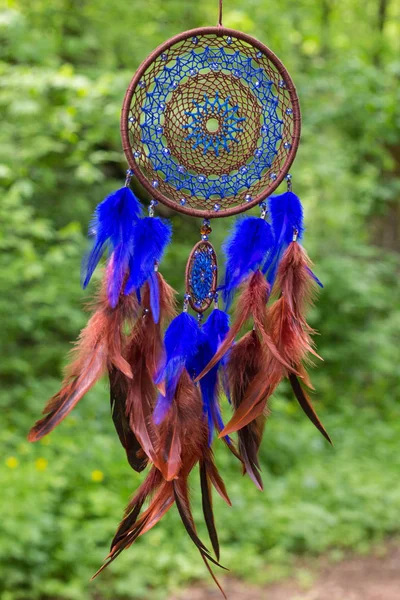 Atrapasueños hecho de plumas, cuero, cuentas y cuerdas — Foto de Stock