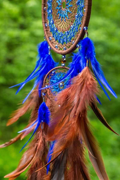 Dreamcatcher en plumes, cuir, perles et cordes — Photo