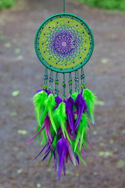 Tüy, deri, boncuk ve ipleri yapılmış Dreamcatcher — Stok fotoğraf