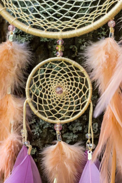 Traumfänger aus Federn, Leder, Perlen und Seilen — Stockfoto