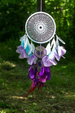 Tüy, deri, boncuk ve ipleri yapılmış Dreamcatcher