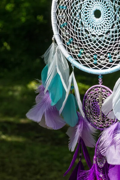 Tüy, deri, boncuk ve ipleri yapılmış Dreamcatcher — Stok fotoğraf