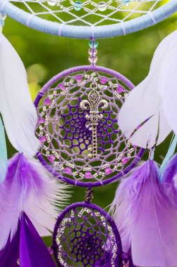 Tüy, deri, boncuk ve ipleri yapılmış Dreamcatcher