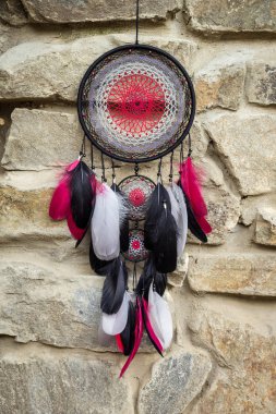 Tüy, deri, boncuk ve ipleri yapılmış Dreamcatcher