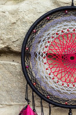 Tüy, deri, boncuk ve ipleri yapılmış Dreamcatcher