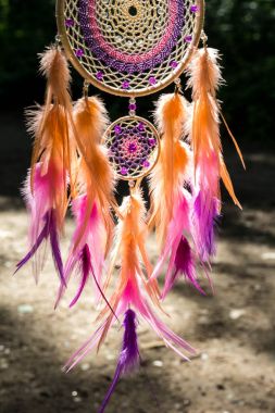 Tüy, deri, boncuk ve ipleri yapılmış Dreamcatcher