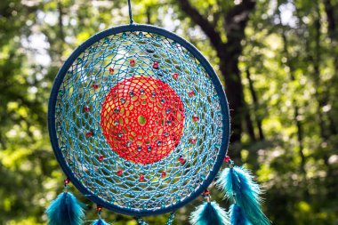 Tüy, deri, boncuk ve ipleri yapılmış Dreamcatcher