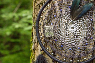 Tüy, deri, boncuk ve ipleri yapılmış Dreamcatcher