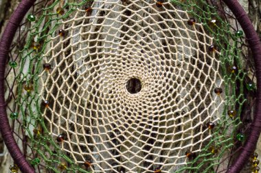 Tüy, deri, boncuk ve ipleri yapılmış Dreamcatcher