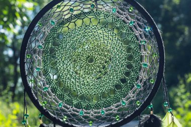 Tüy, deri, boncuk ve ipleri yapılmış Dreamcatcher