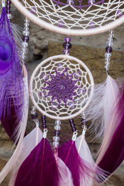 El yapımı rüya yakalayıcı iple asılı tüyler konu ve boncuk