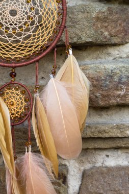 El yapımı rüya yakalayıcı iple asılı tüyler konu ve boncuk