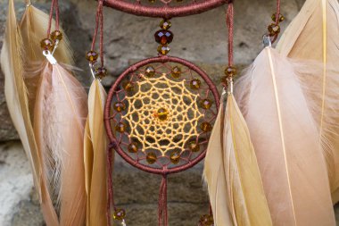 El yapımı rüya yakalayıcı iple asılı tüyler konu ve boncuk