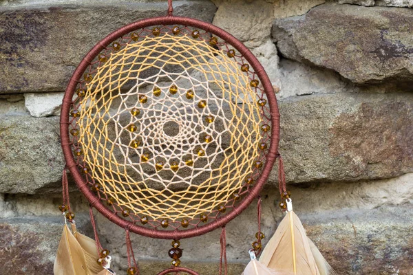 El yapımı rüya yakalayıcı iple asılı tüyler konu ve boncuk