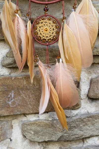 El yapımı rüya yakalayıcı iple asılı tüyler konu ve boncuk