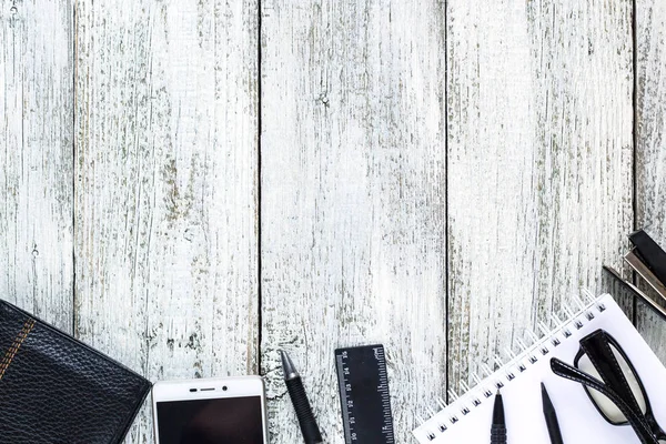 Siyah ve beyaz Natürmort: açılan boş not defteri, defter, kalem, kurşun kalem, gözlük, çanta.